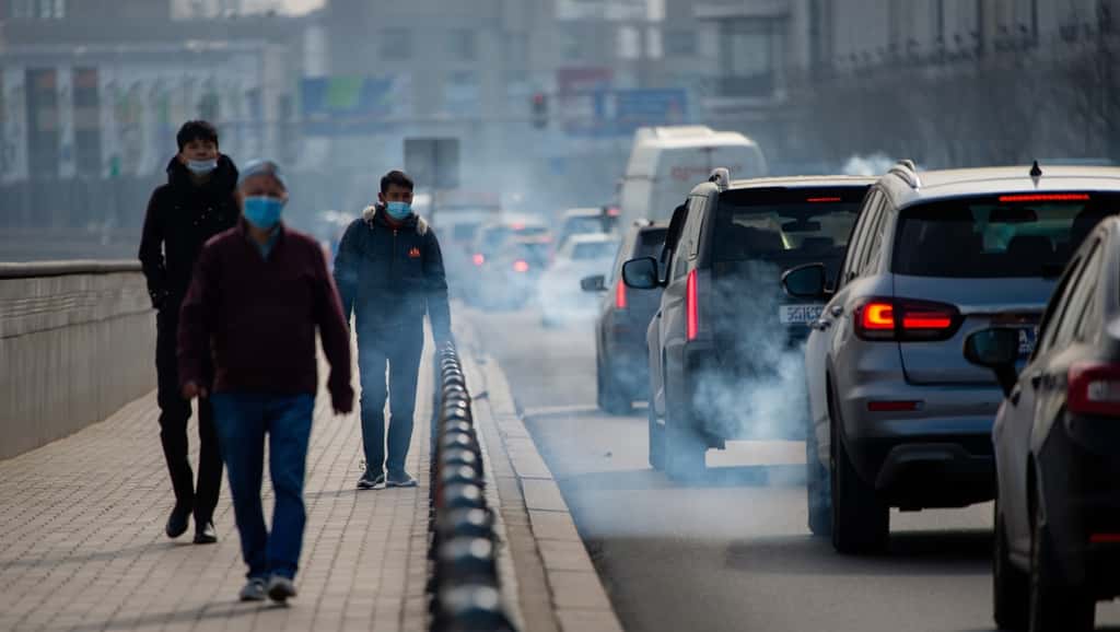 Si les fumées d'échappement sont moins visibles aujourd'hui, les émissions de polluants sont toujours présentes dans l'air que nous respirons. © AM avec IA Reve.Art
